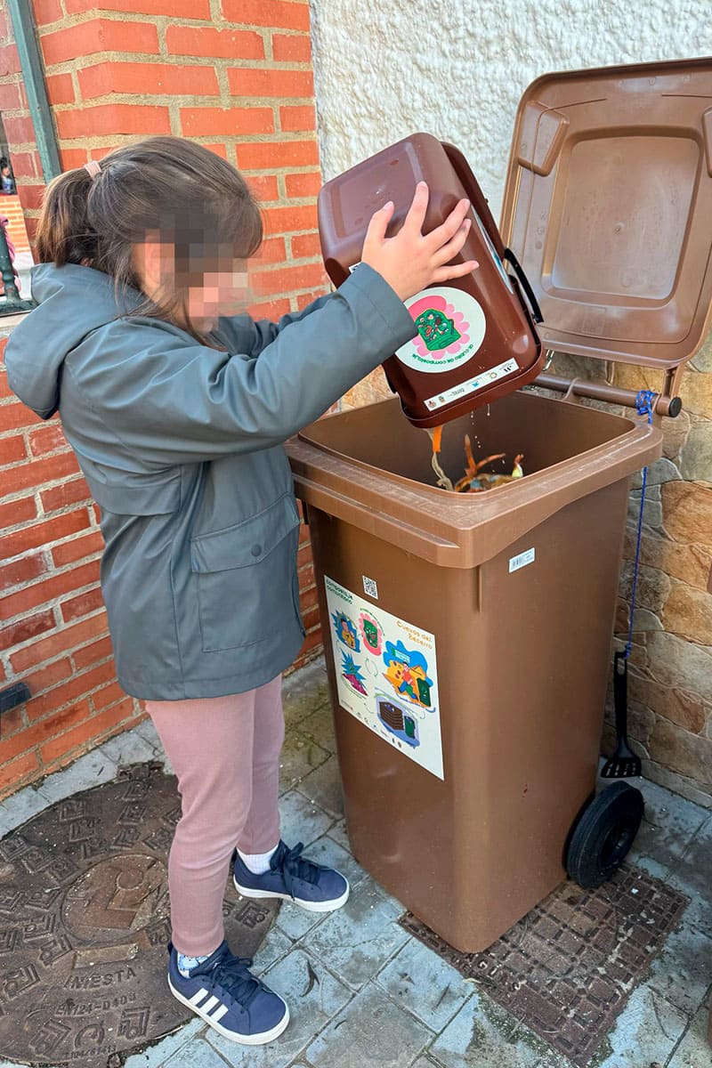 compos-depositando-materia-organica-colegio-op